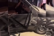 O carro foi abandonado no local e moradores da região flagraram o automóvel completamente destruído