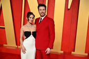 Chris Evans e Alba Baptista durante uma festa do Oscar em 2024