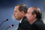 Mauro Cid e o advogado César Bittencourt durante julgamento no STF