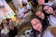 A paciente foi acompanhada por vários amigos, entre eles, a equipe multidisciplinar que cuida dela na UTI do hospital