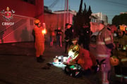 Bombeiros prestaram os primeiros socorros ao jovem resgatado 