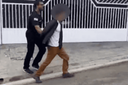 Ele tinha um mandado de prisão em aberto por crimes de homicídio e extorsão