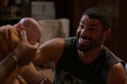 César (Cauã Reymond) fez o parto de um bebê reborn em Vale Tudo.