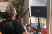 Casey conseguiu até cantar usando o chip cerebral