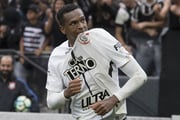 O atacante Jô na época em que atuava pelo Corinthians