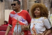 Gaby Amarantos posam com o irmão, Gabriel, na igreja