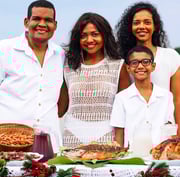 Gaby Amarantos posa com a família