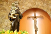 Ele morreu com 40 anos e foi canonizado pela igreja católica no ano seguinte