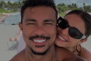 Xamã e Sophie Charlotte posam sorridentes na praia