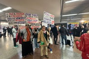 Grupo de manifestantes pró-Palestina no saguão do  aeroporto de Guarulhos