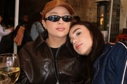 Mari Fernandez e Júlia Ribeiro fazem pose