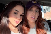 Mari Fernandez e Júlia Ribeiro posam dentro do carro