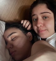 Mari Fernandez admira Júlia Ribeiro dormindo