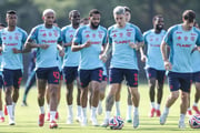 Jogadores se preparam para a estreia no Mundial
