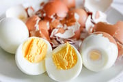 Ovos crus e mal cozidos podem estar contaminados com Salmonella