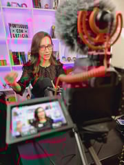 Letícia Góes em gravação para o canal