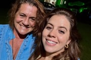 Tati Machado e a mãe, Valeria Gouvêa, posam juntas em festa