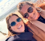 Tati Machado e a mãe, Valeria Gouvêa, posam juntas durante viagem