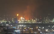Frame de vídeo que mostra refinaria de Israel em Haifa, alvo de ataque do Irã.