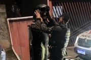 Policial do Gate se preparando para recolher explosivo encontrado em Mauá