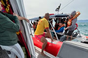 O barco afundando estava com 20 pessoas, incluindo idosos
