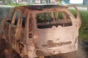 Carro pega fogo indo ao litoral de SP