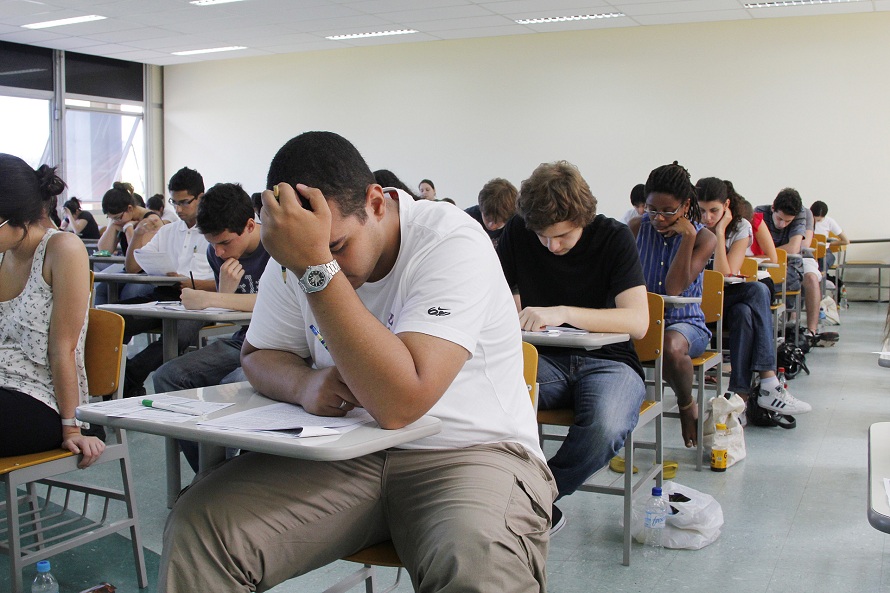 Cursos superiores são opções para driblar crise no mercado de trabalho