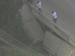 O córrego transbordou e a água invadiu as residências da região. Por volta das 8h, o volume de água já tinha voltado ao normal