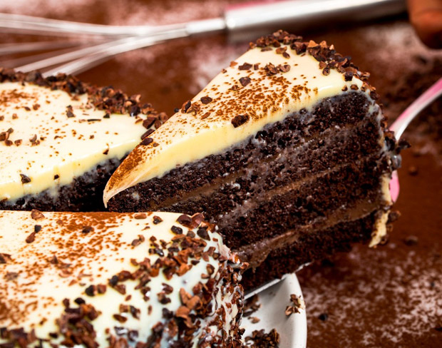 Saiba passo a passo como fazer uma torta gelada com dose dupla de chocolate