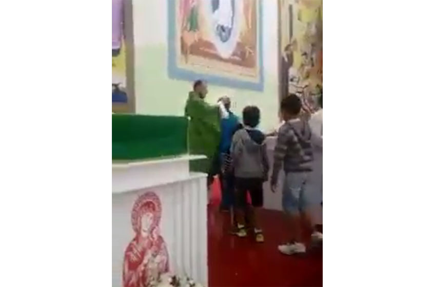 Sai desse corpo que não te pertence. Padre de ceilândia bomba ao inovar na bênção final