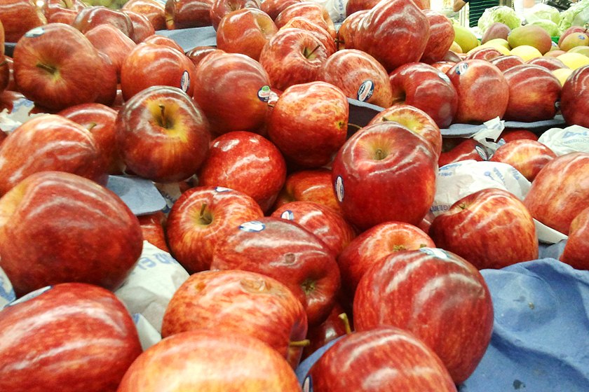 Foto colorida. Imagem mostra um monte de maçãs vermelhas - Metrópoles