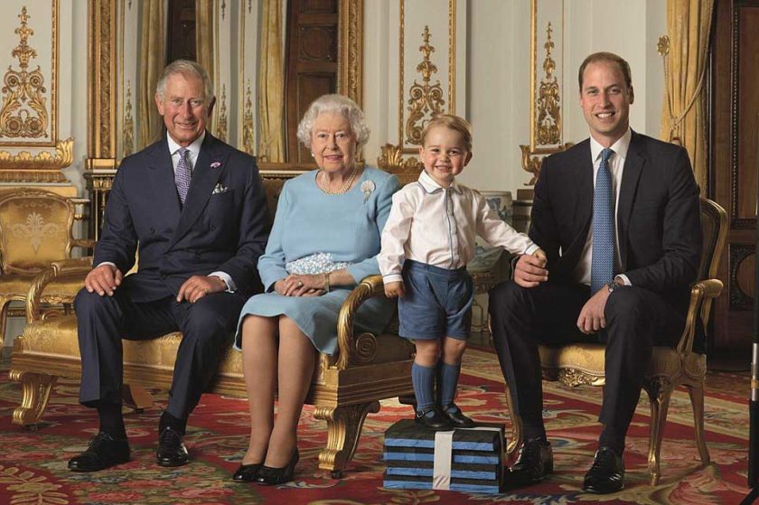 Rainha e herdeiros do trono sentados em foto oficial