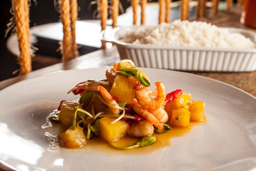 10 receitas com camarão disponíveis em restaurantes da cidade