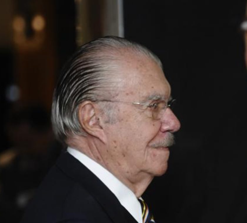 Imagem colorida do ex-presidente da República, José Sarney (MDB), de perfil