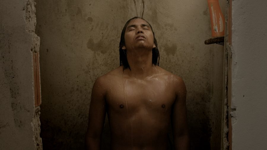 U gapirayotganda yalaydi