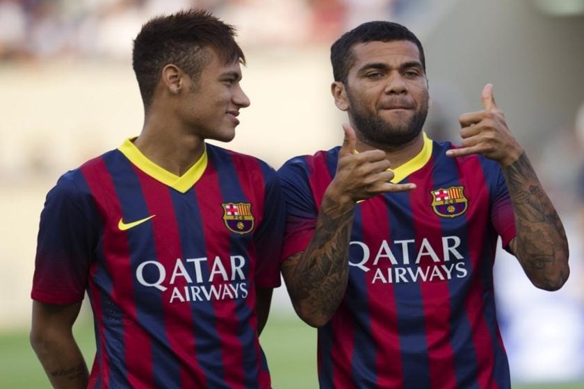 Daniel Alves defende Neymar e diz que imprensa persegue o atacante |  Metrópoles