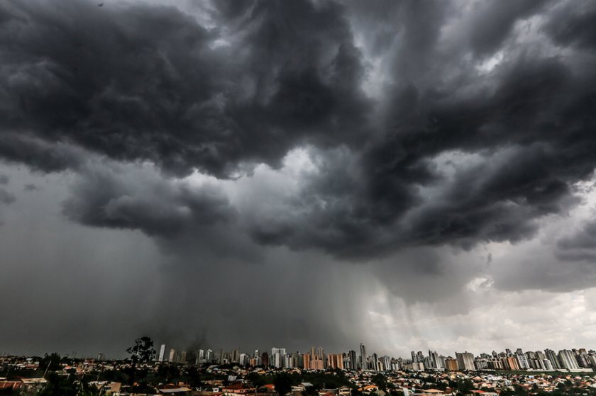 Temporal deixa uma pessoa morta no litoral de São Paulo