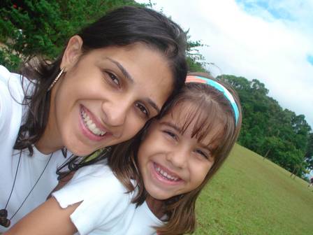 Foto colorida de Isabella Nardoni sorrindo ao lado da mãe, Ana Carolina - Metrópoles