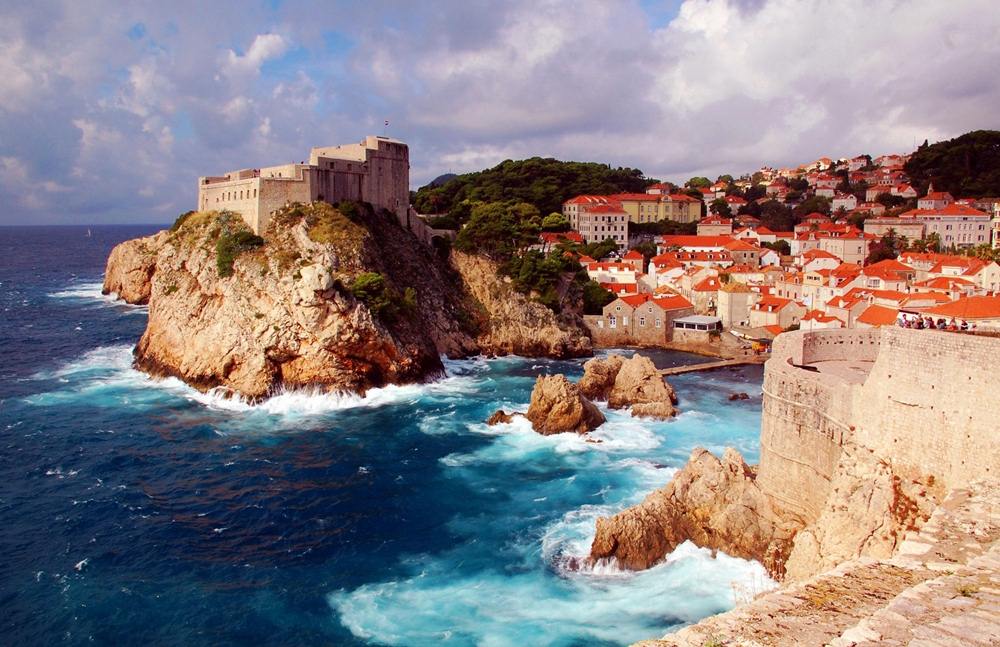 Dubrovnik é uma cidade no sul da Croácia na costa do Mar Adriático.