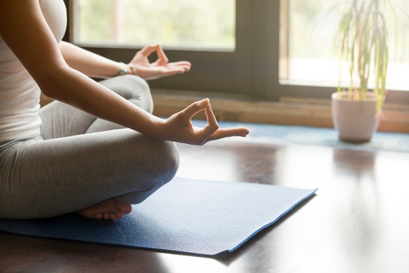 Mulher meditando