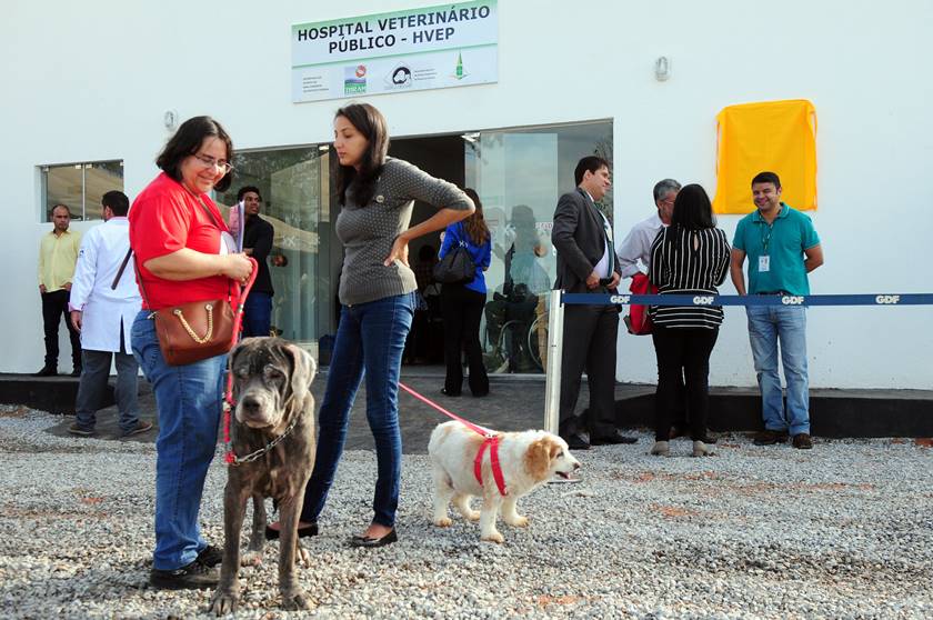 Foto colorida de um hospital veterinário com pessoas em frente - Metrópoles