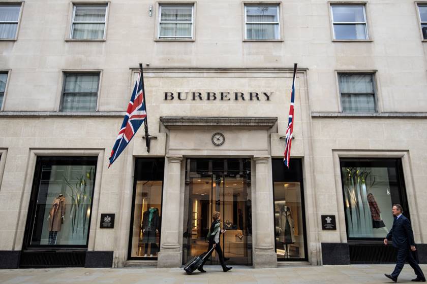 Burberry queima roupas shops