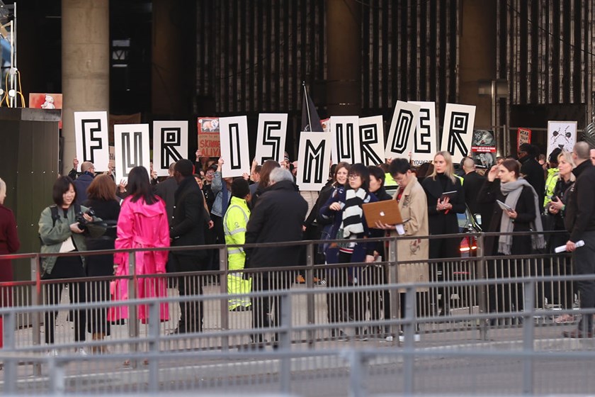 Ativistas anti-pele protestam no lado de fora de um desfile da Burberry