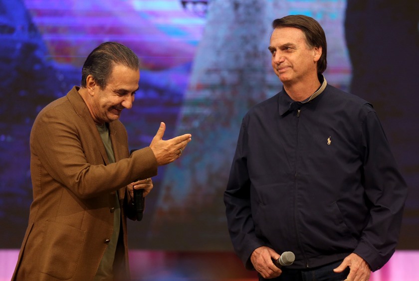 Contra recomendação médica, Malafaia visita Bolsonaro em UTI