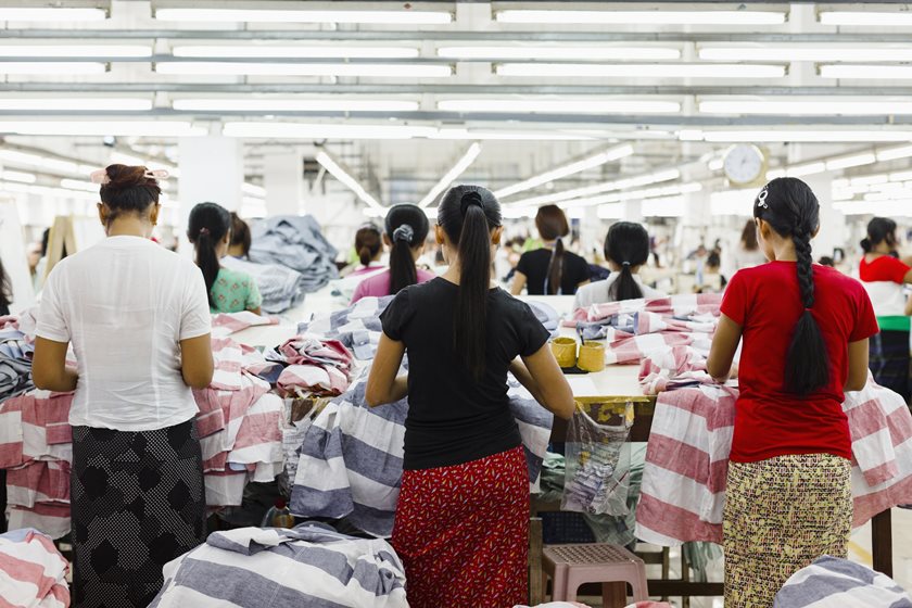 Mulheres asiáticas trabalhando em fábrica de roupas