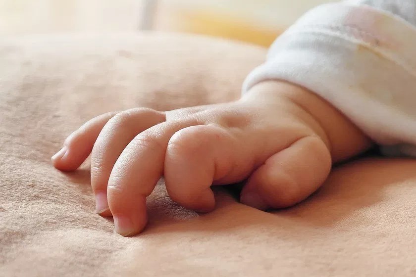 Bebê de 3 meses é internado com lesão cerebral após agressões dos pais