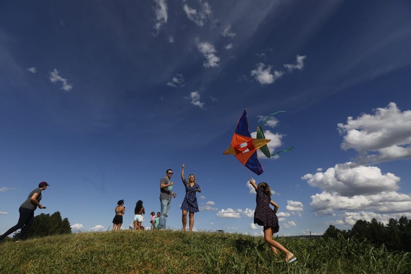 Crianças soltam pipa no Parque Asa Delta