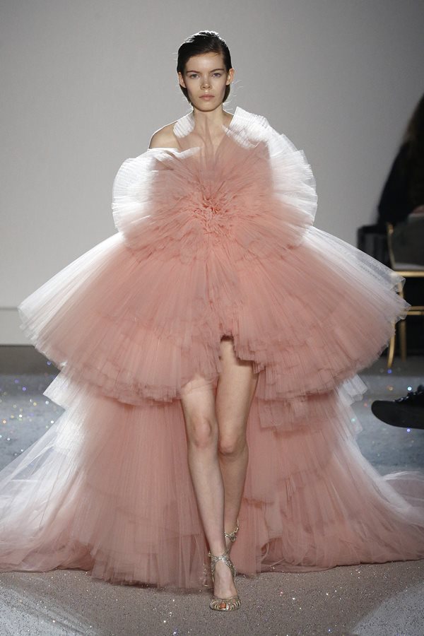 Passarela da Giambattista Valli de primavera/verão 2019