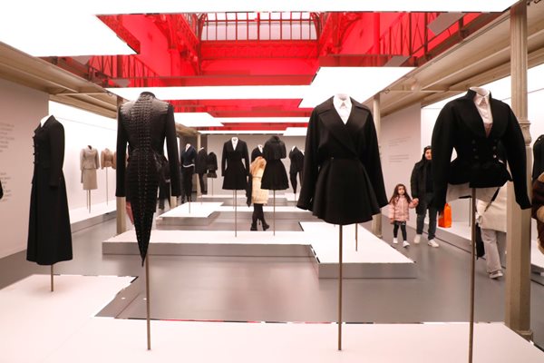 Exposição em homenagem a Azzedine Alaia