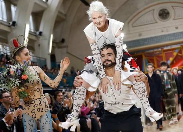 Na imagem com cor, foto da designer Vivienne Westwood - Metrópoles